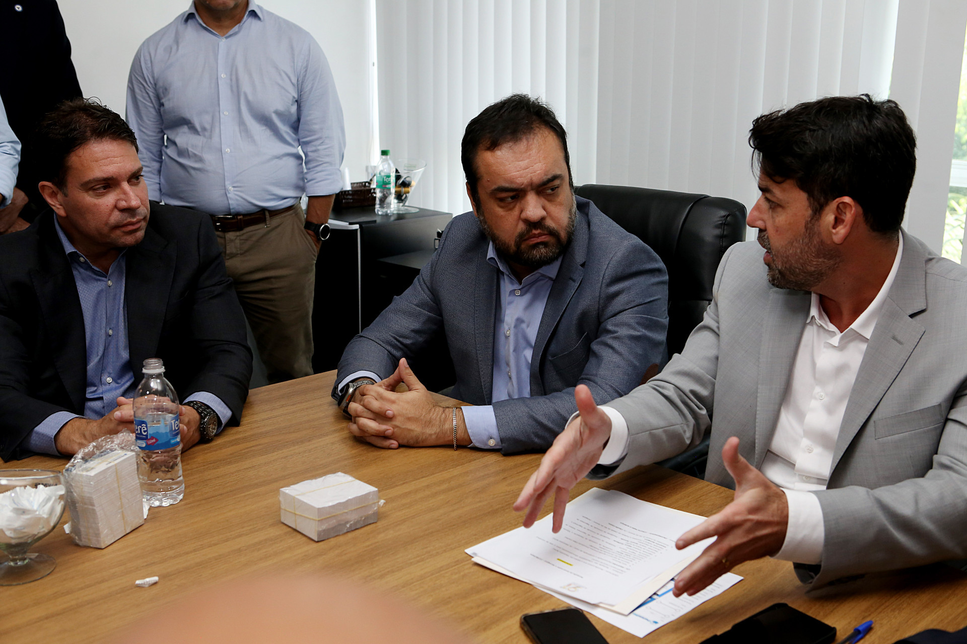 Ao lado de Cláudio Castro, candidato Alexandre Ramagem se reúne com representantes do Sindicarga - Divulgação