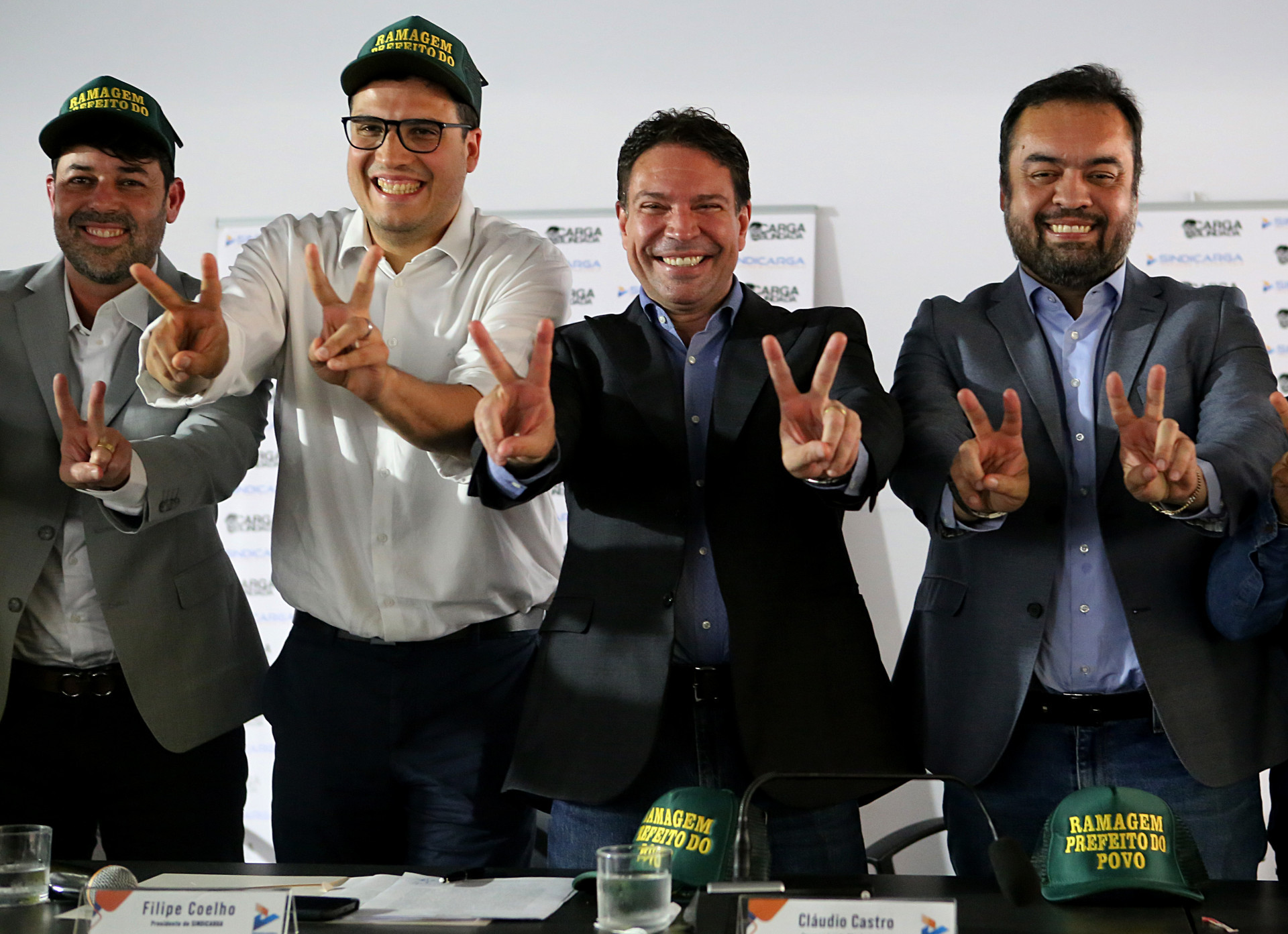 Ao lado de Cláudio Castro, candidato Alexandre Ramagem se reúne com representantes do Sindicarga - Divulgação