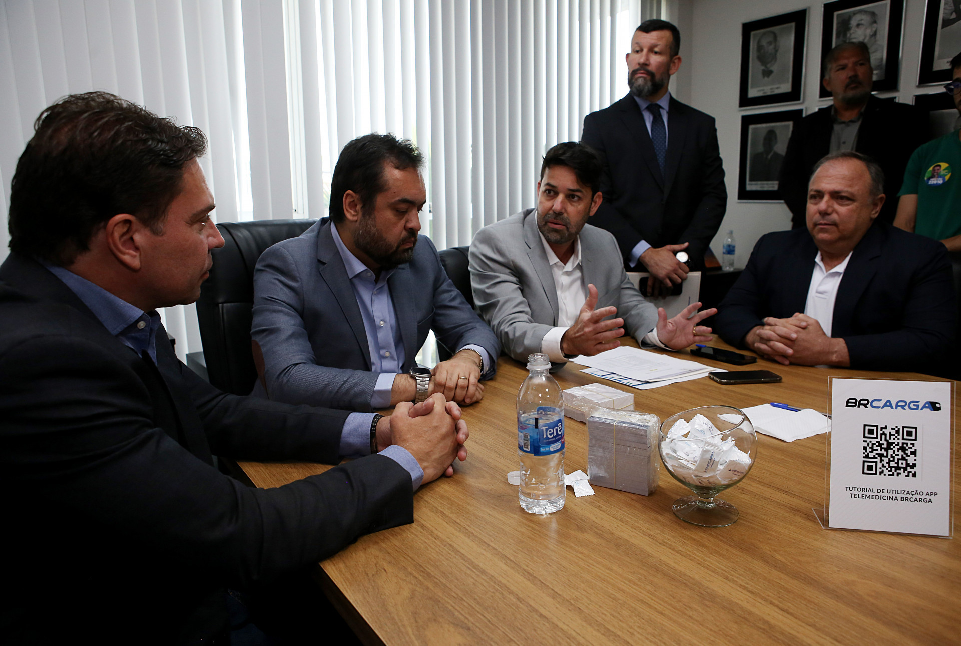 Ao lado de Cláudio Castro, candidato Alexandre Ramagem se reúne com representantes do Sindicarga - Divulgação