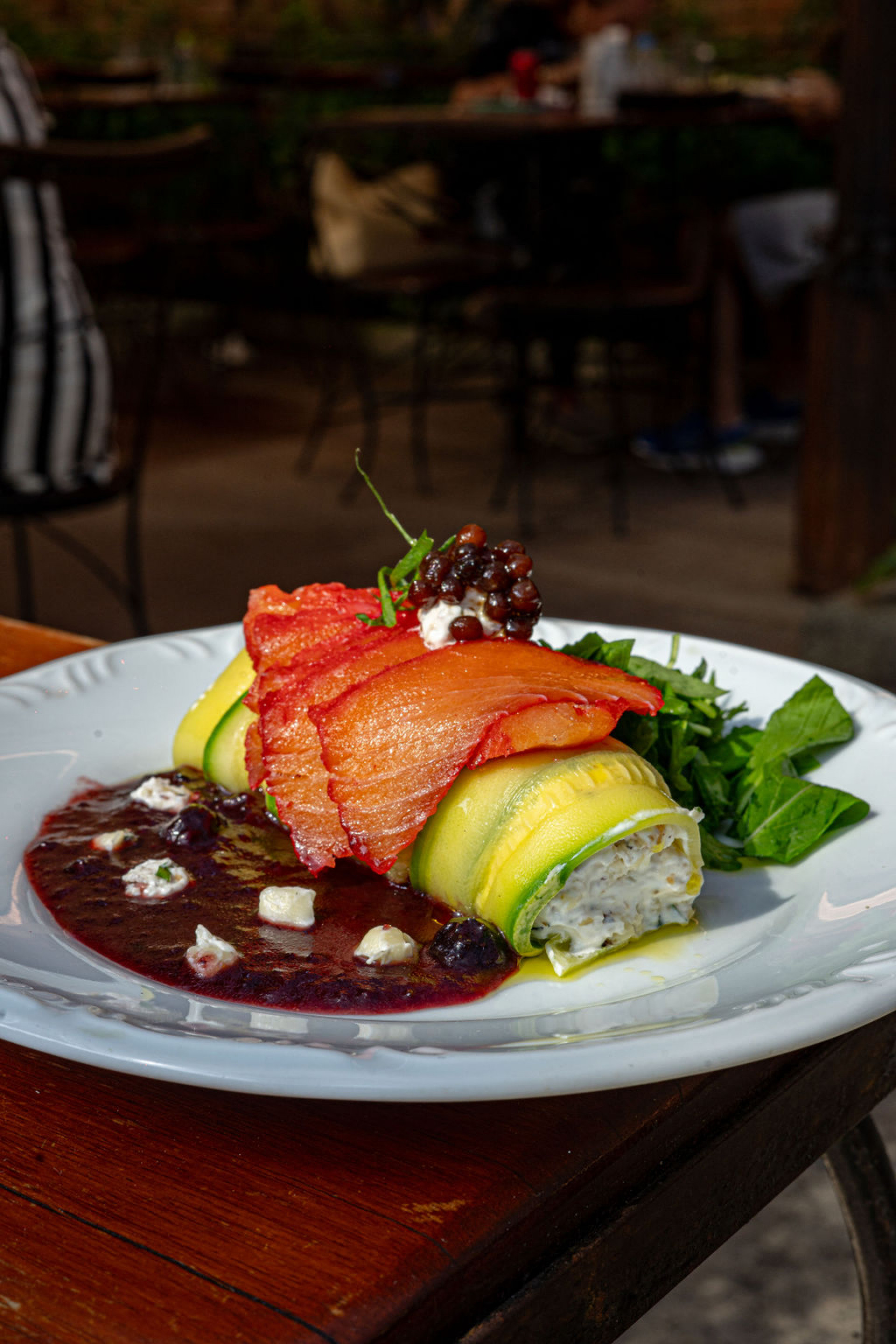 Gravlax de salmão marinado na beterraba da terra sobre envoltine de abobrinha com brie castanhas e cullins de frutas vermelhas (R$ 53) - Agência Gastrô