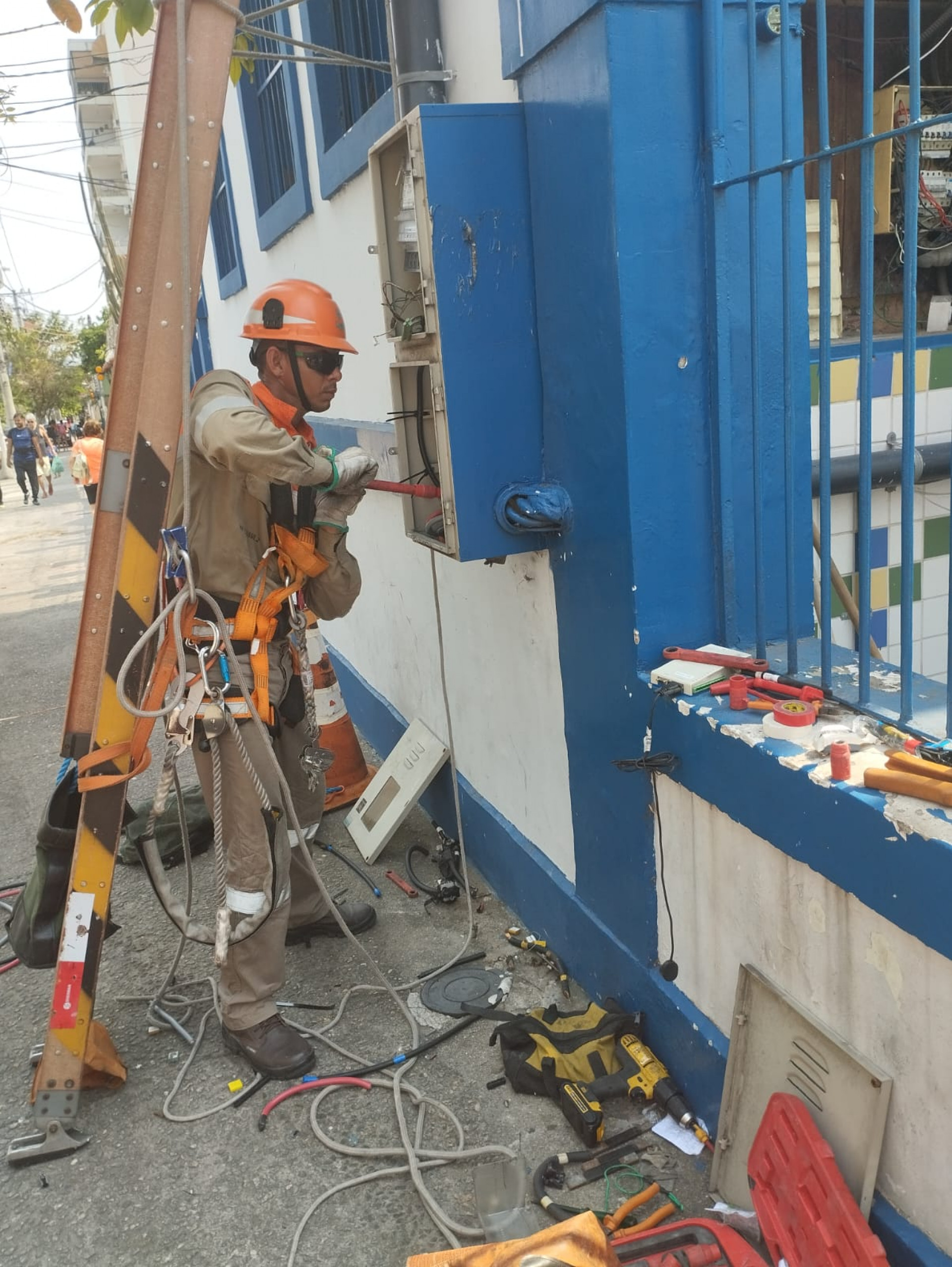 Técnico instalou o novo relógio na Escola Municipal Afonso Turney nesta sexta (27) - Divulgação / 3ªCRE