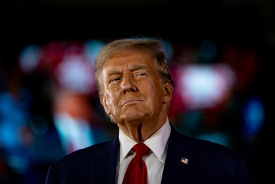 Trump chama Kamala de 'incompetente' durante comício