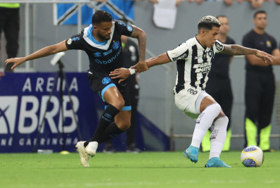 Botafogo empata com Grêmio e se mantém na liderança, mas vê distância diminuir