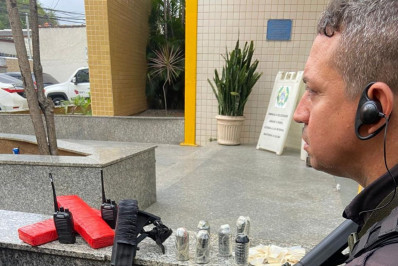 Bandido com fuzil e granadas é morto em confronto com PMs na Zona Oeste