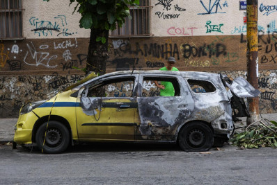 Táxi pega fogo após motorista atropelar e arrastar moto na Zona Norte