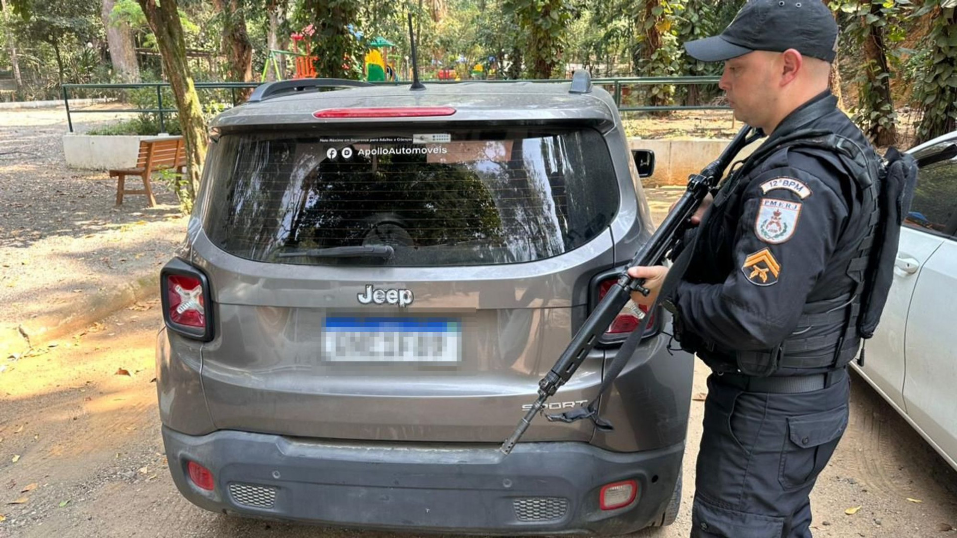 Carro é recuperado durante ação policial no Fonseca, em Niterói - Divulgação