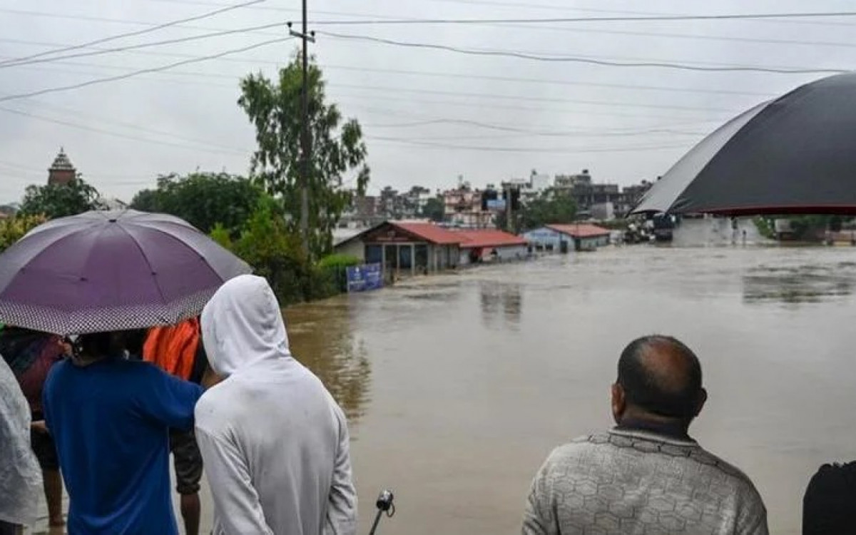 Mais de tr&ecirc;s mil pessoas participam dos trabalhos de resgate, com o apoio de helic&oacute;pteros e embarca&ccedil;&otilde;es - Reprodu&ccedil;&atilde;o/Prakash Mathema/AFP