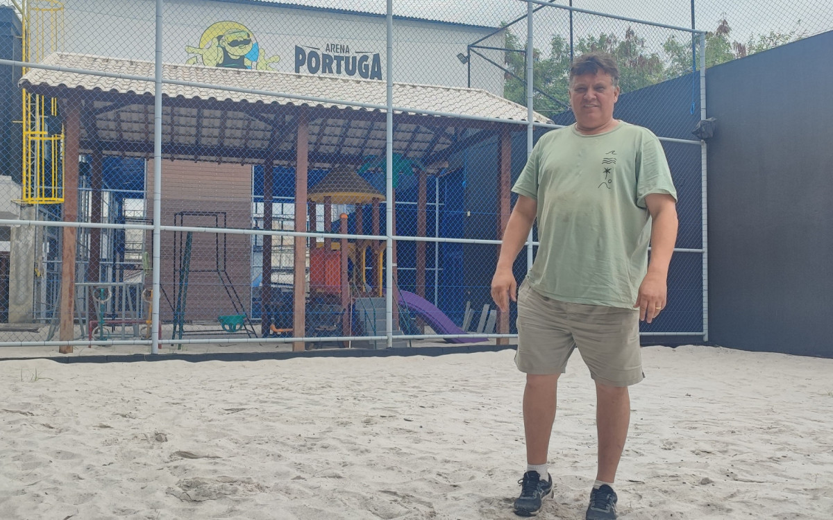 Paulinho Faria em uma das quadras de futevôlei e beach tenis da nova Arena do Portuga