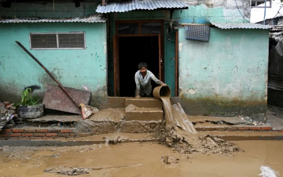 Rio Bagmati e seus afluentes, que atravessam Katmandu, sofreram cheias e inundaram os bairros próximos - Reprodução/AFP