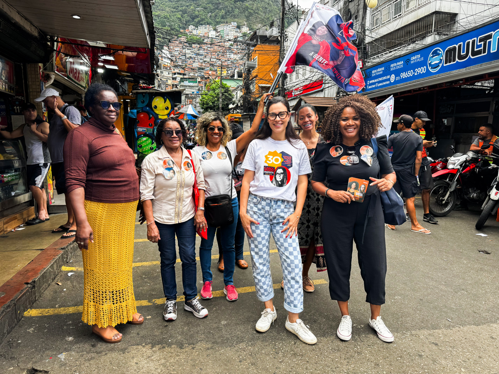 Assim como Eduardo Paes, Carol Sponza tamb&eacute;m esteve na Rocinha - Divulga&ccedil;&atilde;o / Tom Sousa