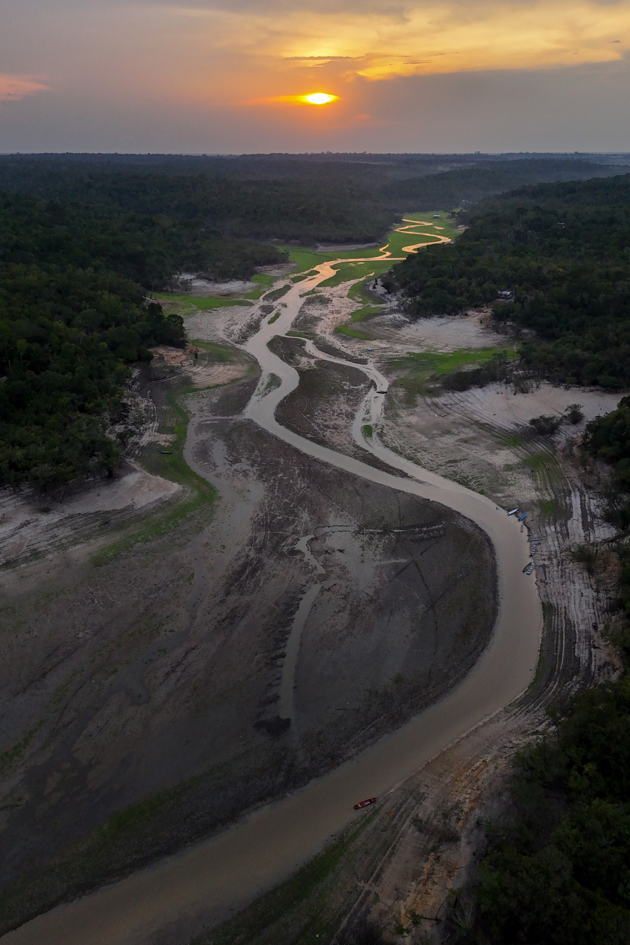 Rio Negro alcança a segunda maior seca histórica em 120 anos
- AFP