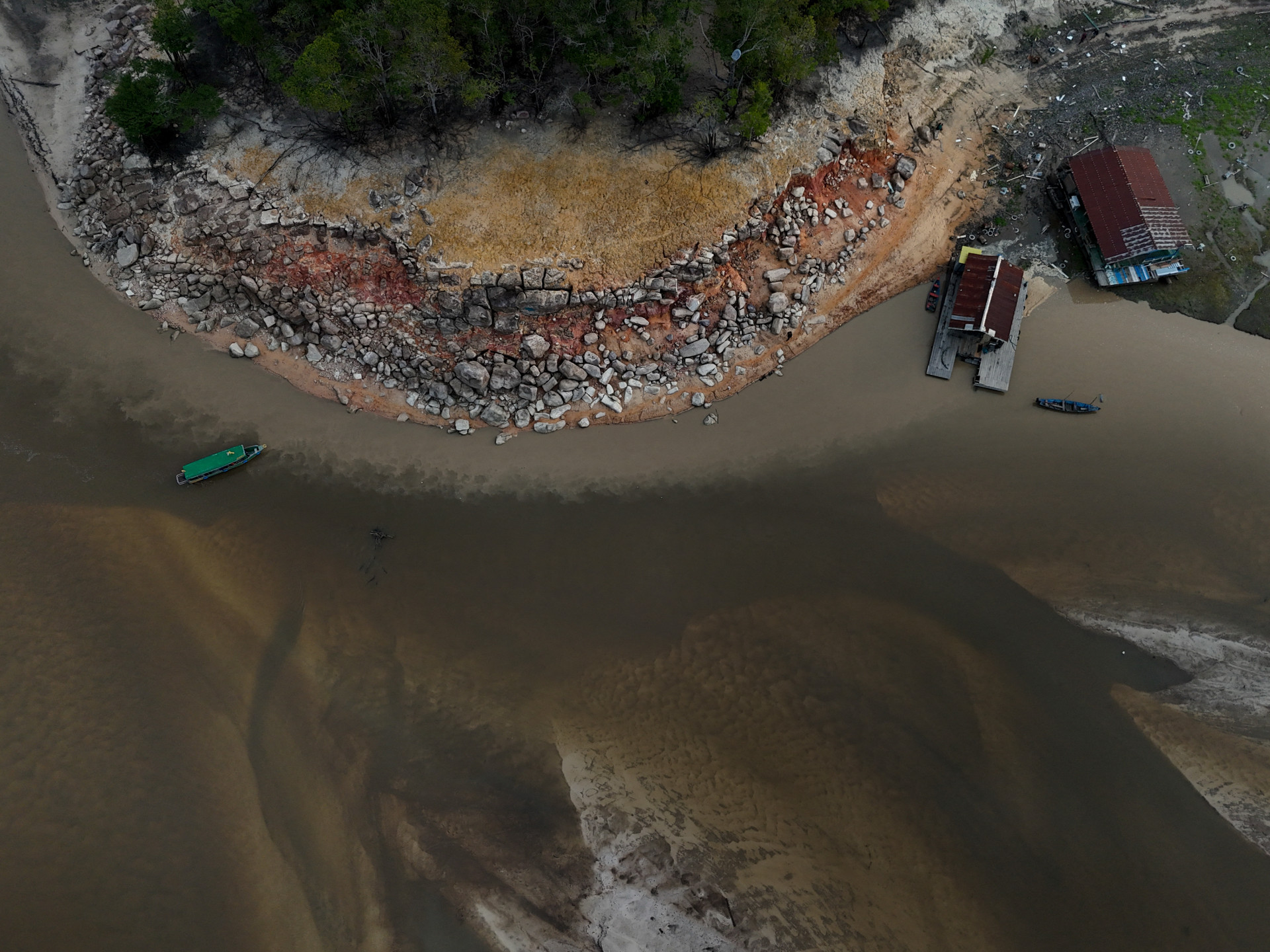 Rio Negro alcança a segunda maior seca histórica em 120 anos
- AFP