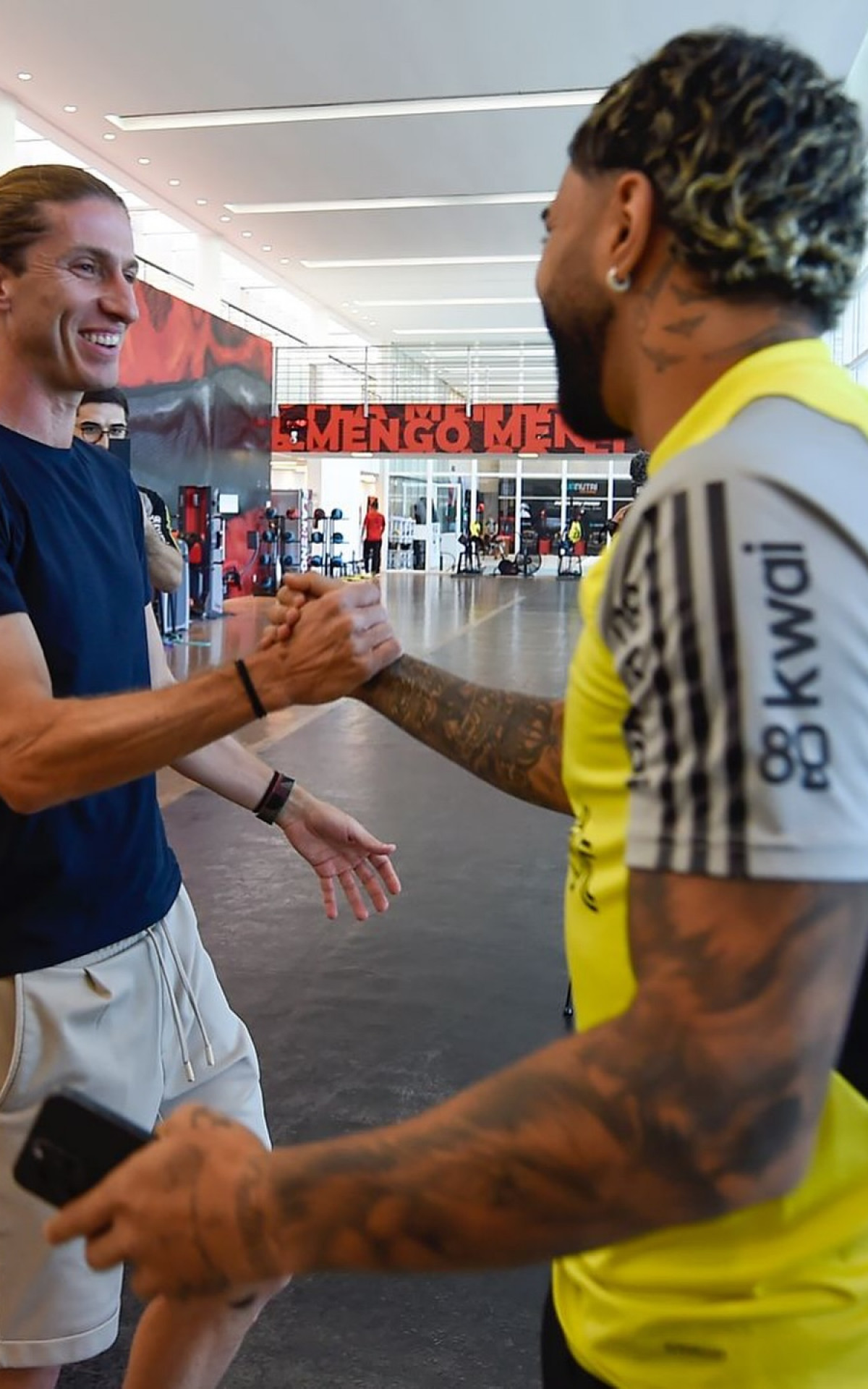 Filipe Luís cumprimenta Gabigol no CT do Flamengo - Marcelo Cortes /CRF