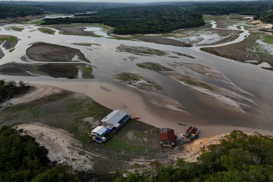 Rio Negro, no Amazonas, está a menos de um metro de recorde de seca
