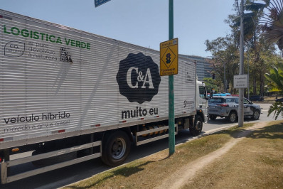 Caminhão roubado é recuperado após confronto entre PMs e criminosos na Maré