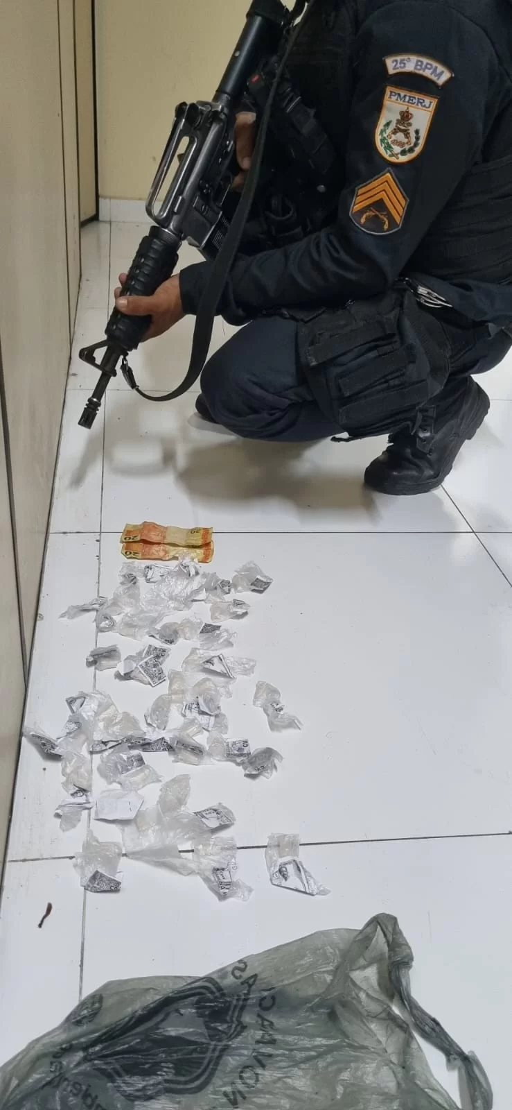 Polícia Militar apreende entorpecentes durante ação de patrulhamento em Araruama
