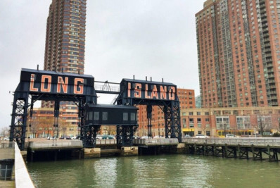 Homem algemado consegue roubar carro da polícia após ser preso por estar bêbado