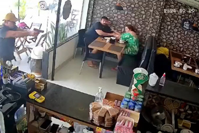 Vídeo: criminoso e policial civil trocam tiros dentro de padaria em Araruama