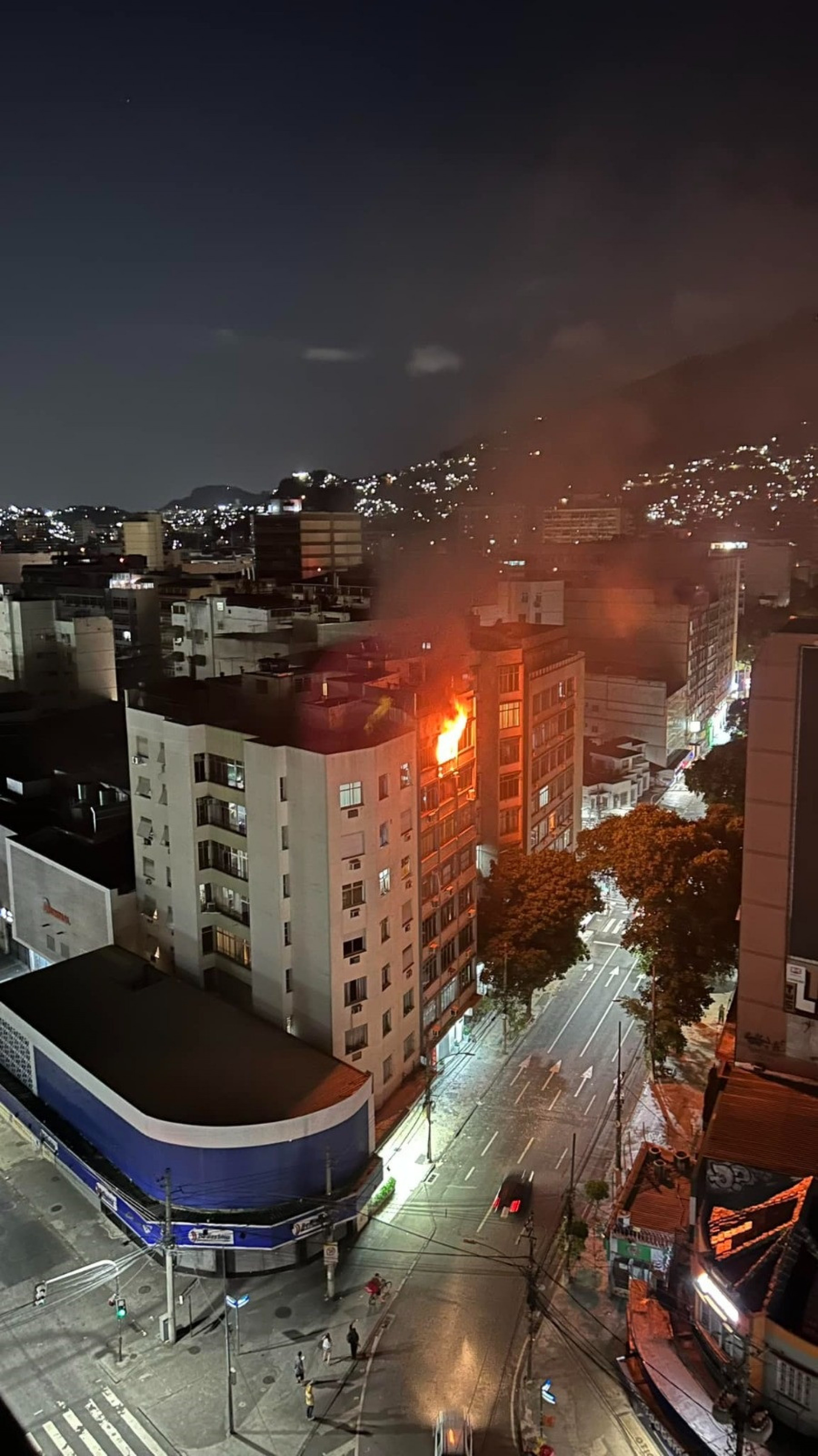 Incêndio ocorreu no sétimo andar do prédio - Reprodução / Redes Sociais