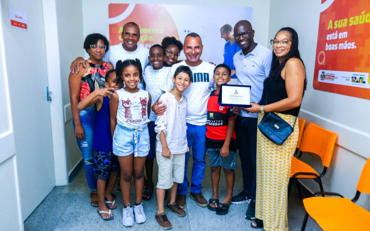 O prefeito Waguinho entregou a placa de homenagem a familiares de Adão de Mello Marques