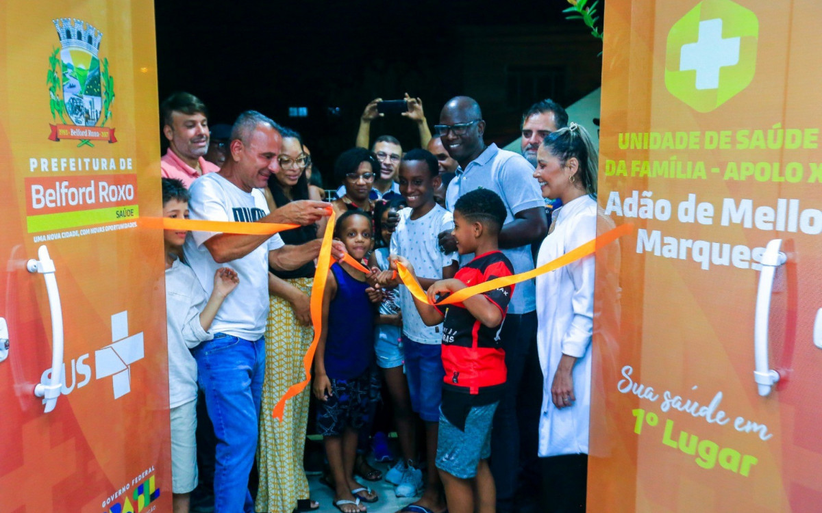 Waguinho e familiares de Adão de Mello Marques cortam a fita de inauguração da Unidade de Saúde da Família