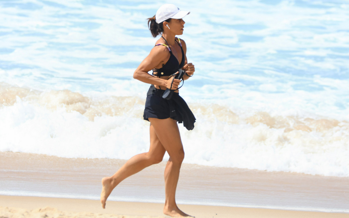 Mônica Teixeira corre na areia entre Ipanema e Leblon - Dan Delmiro/Agnews