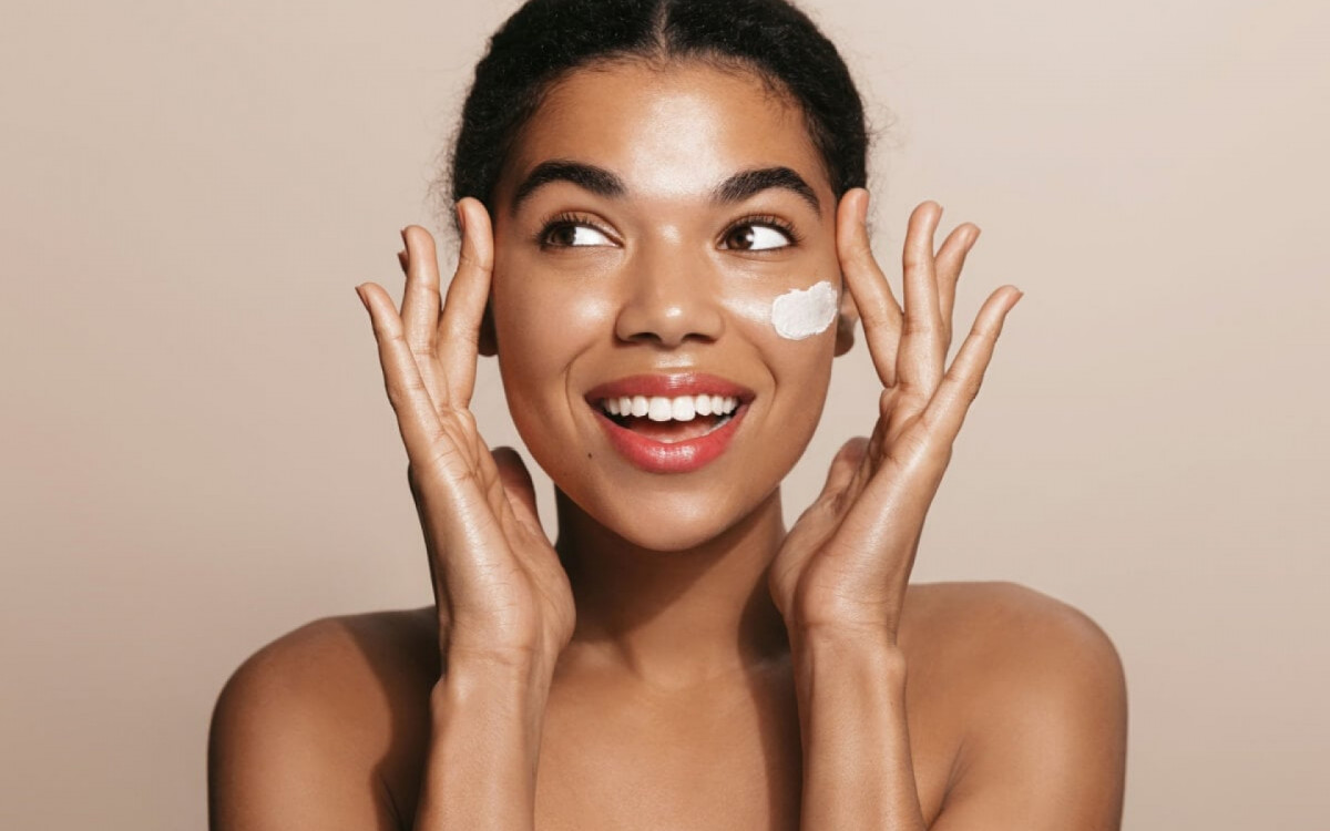 Esta&ccedil;&otilde;es de meia temporada, como a primavera, tamb&eacute;m exigem cuidados com a pele (Imagem: Lyubov Levitskaya | Shutterstock) 