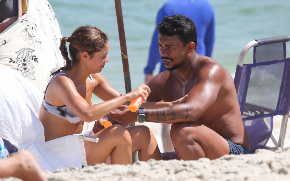  Sophie Charlotte passa protetor em Xamã na praia da Barra da Tijuca - Dilson Silva/Ag.news