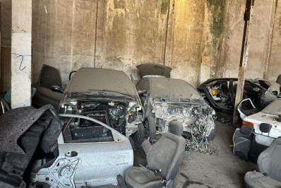 Polícia prende homens em flagrante e encontra carros roubados em galpão usado para desmanche