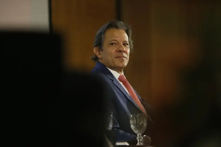 É urgente providência para evitar assédio televisivo em bets, afirma Haddad