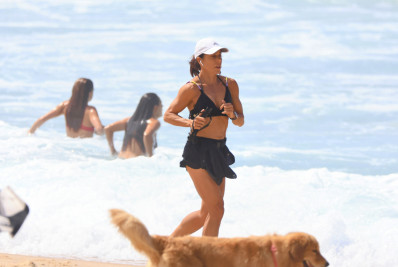 Apresentadora do 'RJTV', Mônica Teixeira exibe boa forma em corrida na praia 