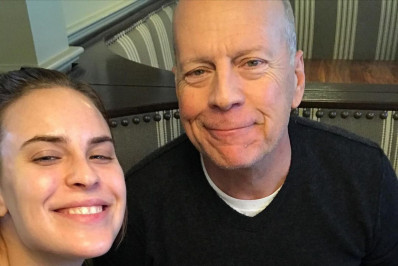 Filha de Bruce Willis compartilha cliques ao lado do pai 