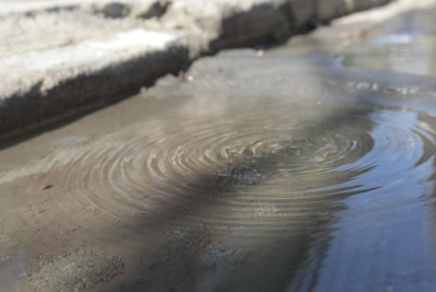 Rompimento de adutora segue levando transtornos a comerciantes e moradores de Realengo