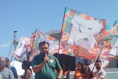 Rafael Peçanha repete gesto de Bonifácio na Praia do Forte, em Cabo Frio 