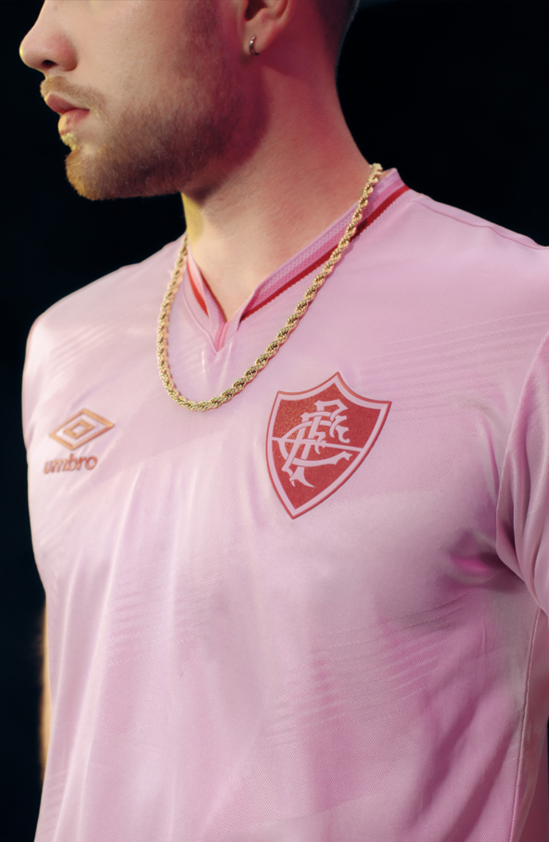 Nova camisa rosa do Fluminense tem tons claros da cor e poucos detalhes em grená - Divulgação/Umbro
