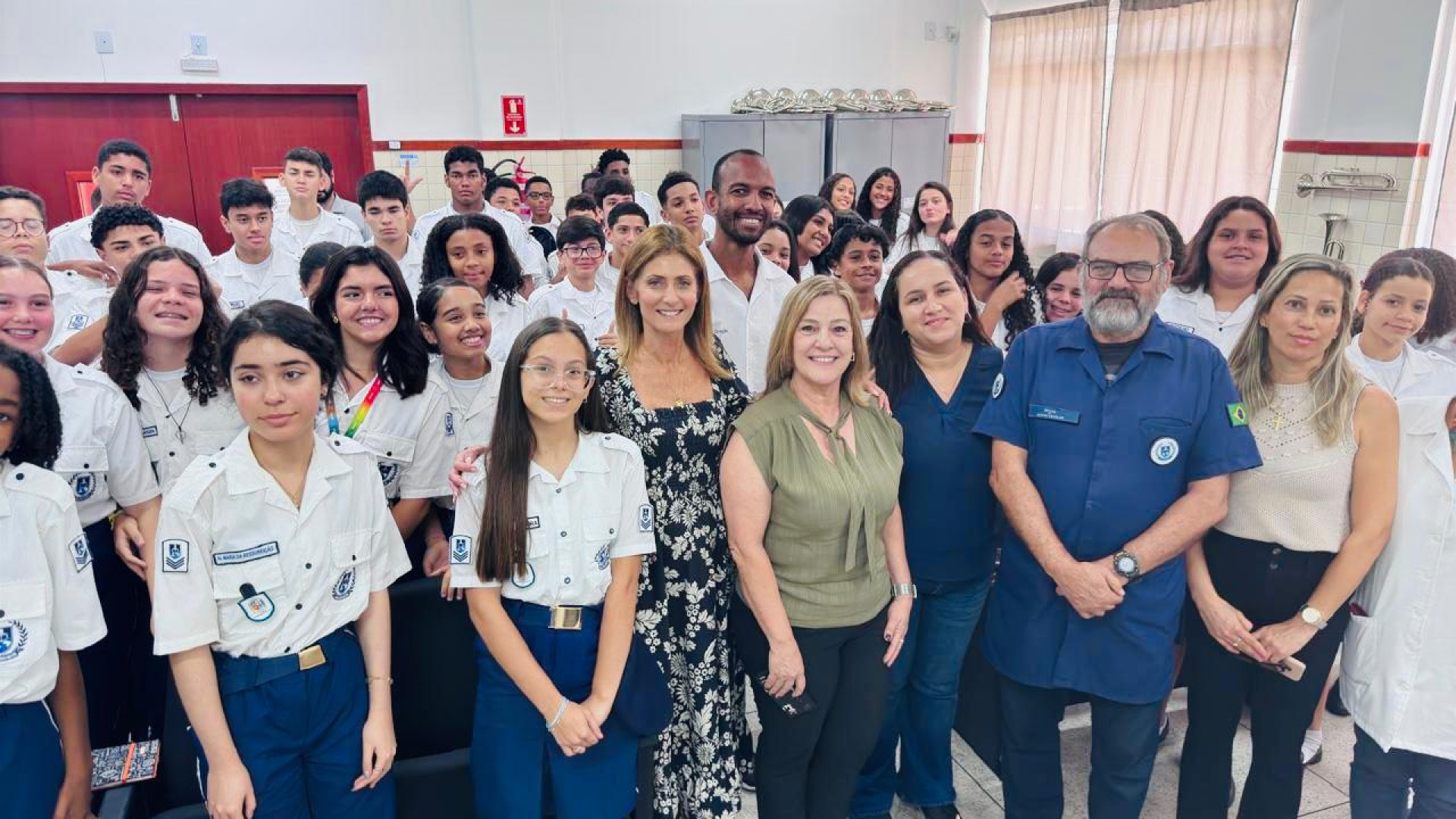 Deputada C&eacute;lia Jord&atilde;o ( de vestido no centro) junto com os alunos e funcion&aacute;rios da escola c&iacute;vico- militar, ex-combatente Remo Baral - Divulga&ccedil;&atilde;o/assessoria deputada