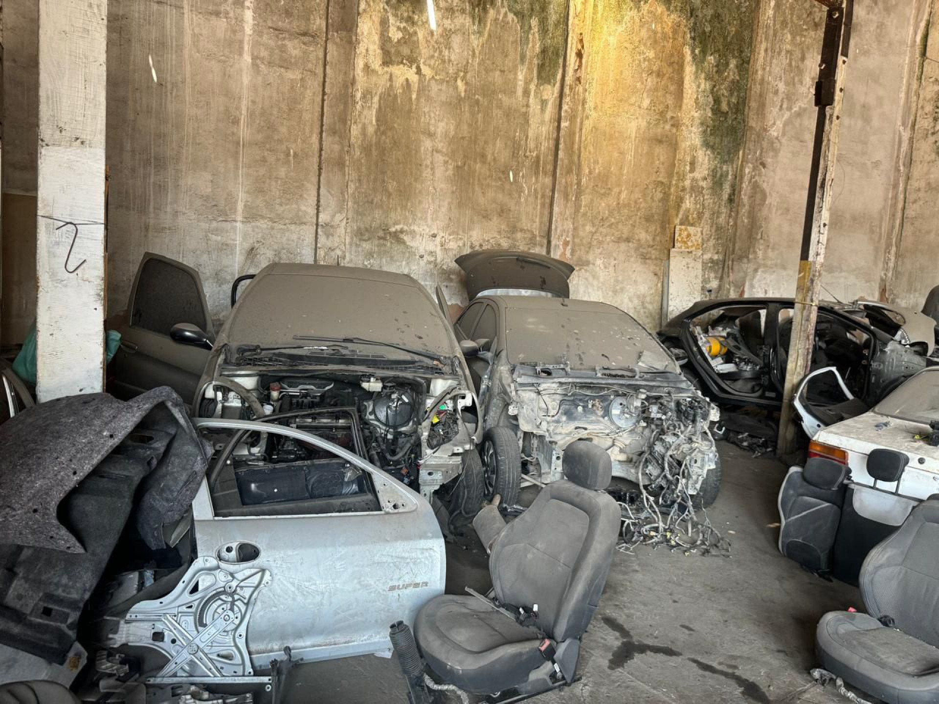 Carros desmontados foram encontrados no galpão localizado na Gamboa - Divulgação