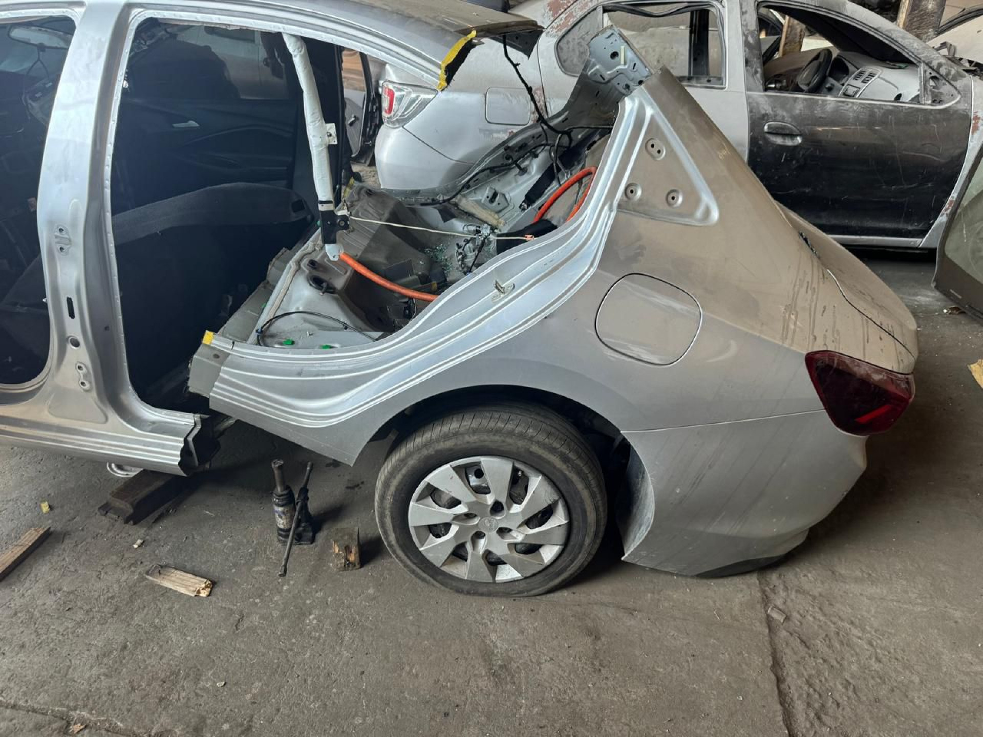 Carros desmontados foram encontrados no galpão localizado na Gamboa - Divulgação