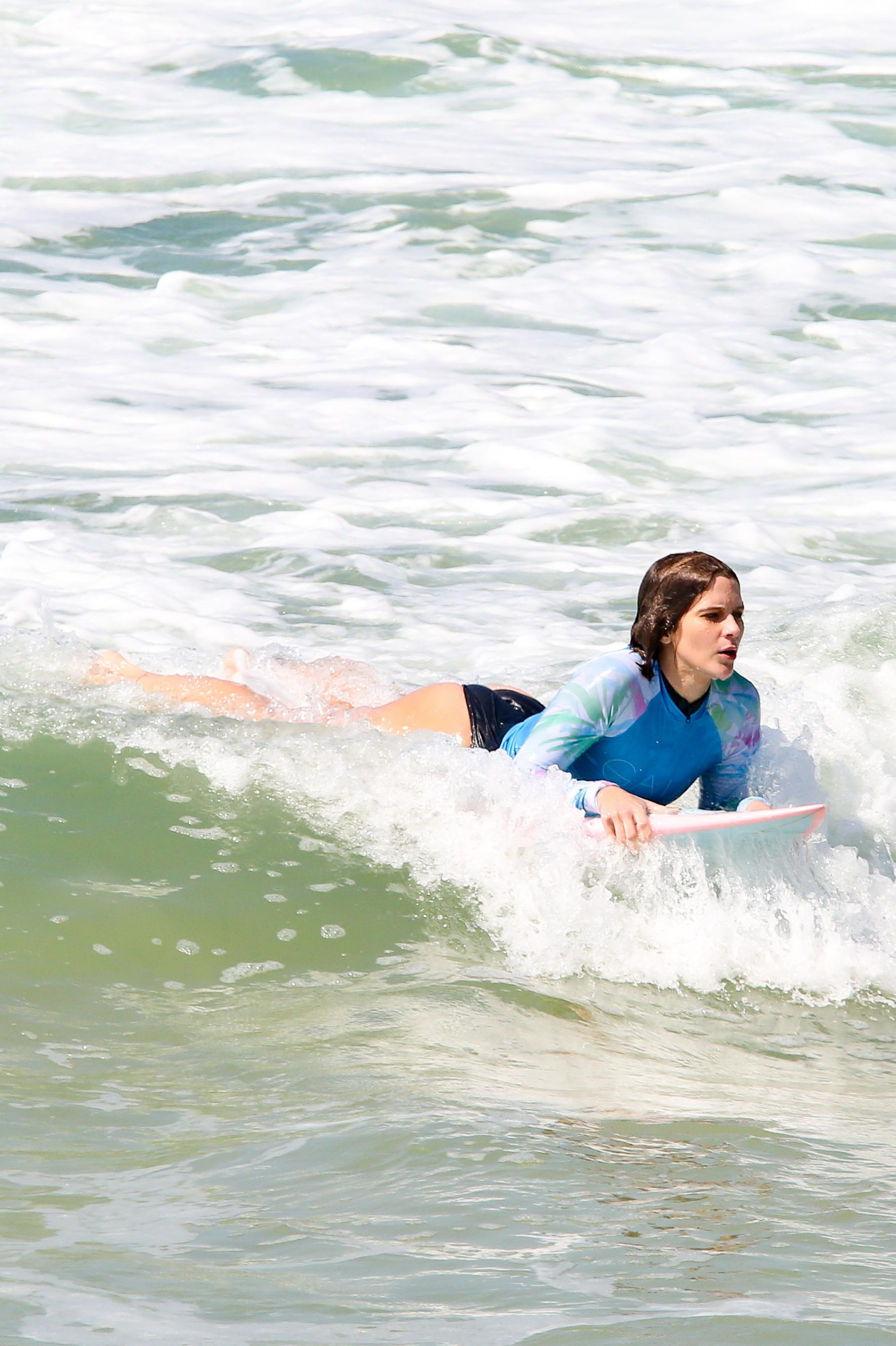 Isabella Santoni surfa na praia da Barra  - Dilson Silva / Agnews 