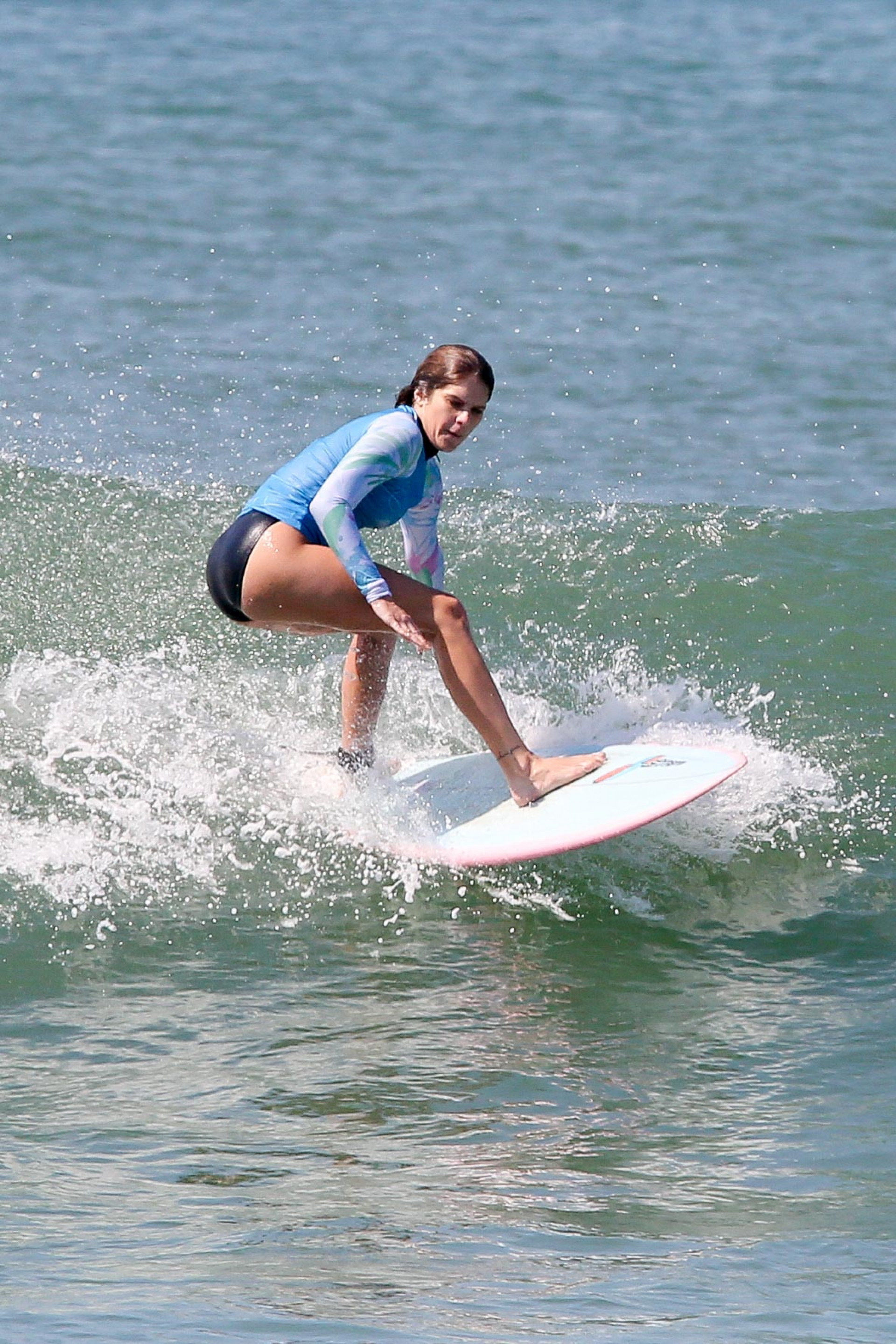Isabella Santoni surfa na praia da Barra  - Dilson Silva / Agnews 