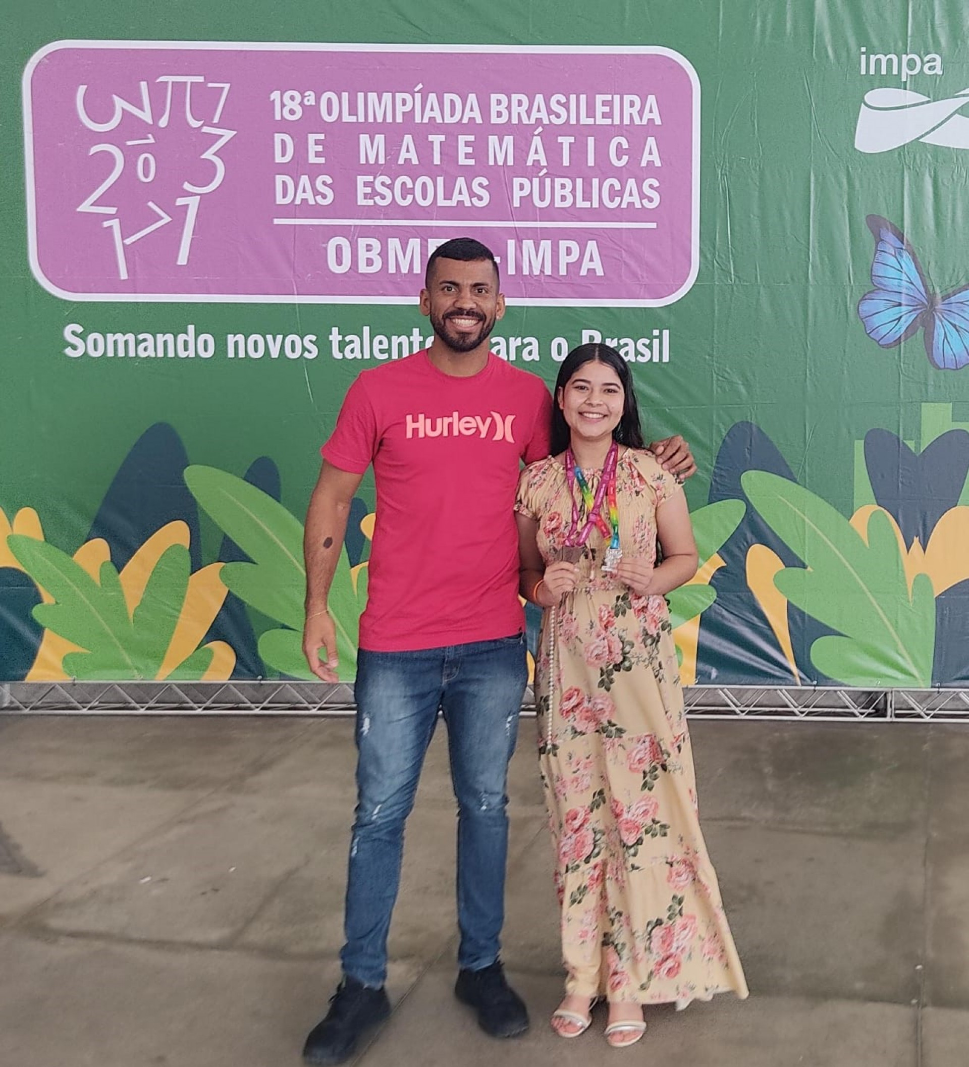 Professor Matheus Walace e a aluna premiada Rebeca