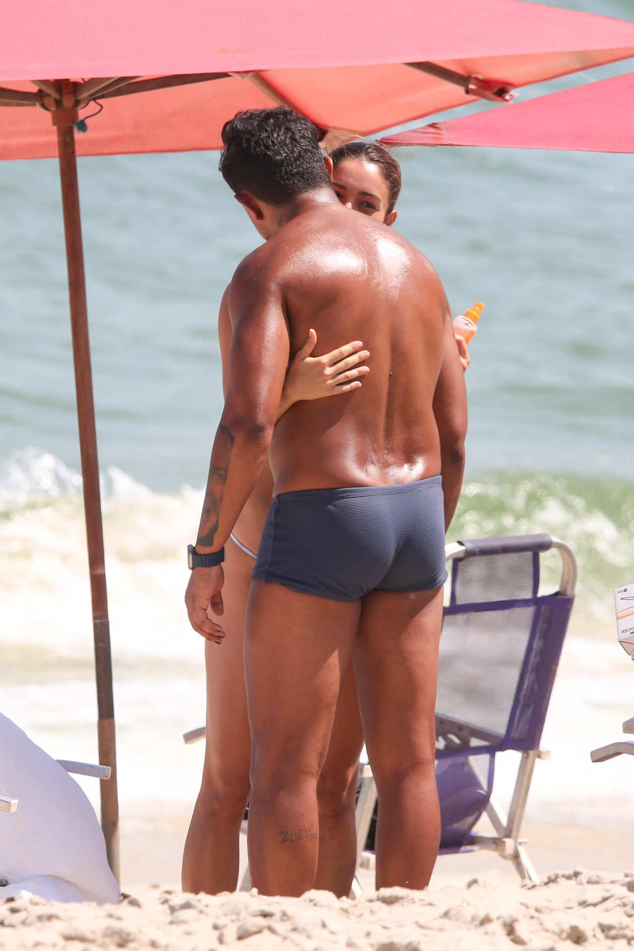 Sophie Charlotte e Xamã trocam carinhos na praia da Barra da Tijuca - Dilson Silva/Ag.news