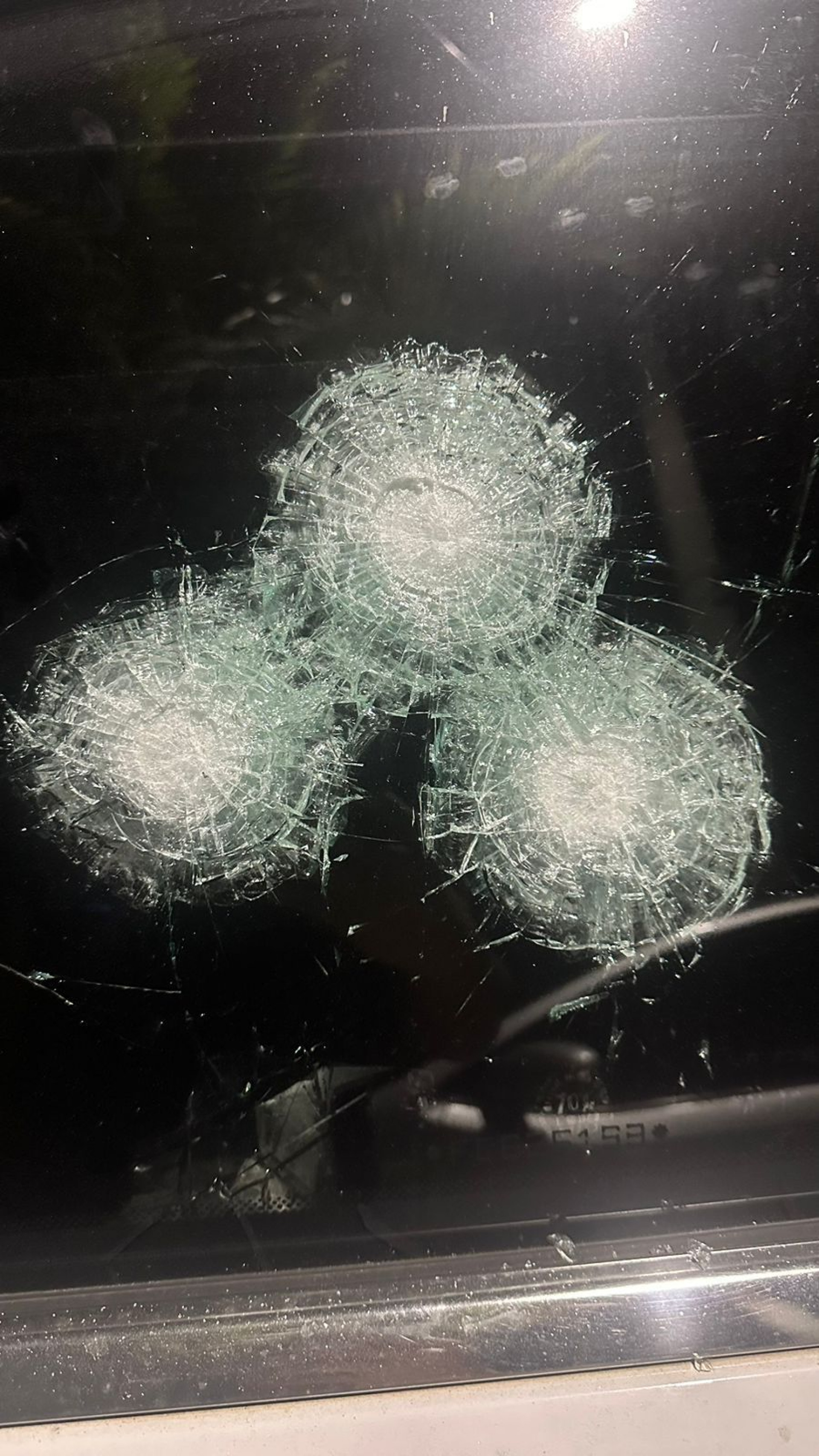 Tiros acertaram janela do motorista; Ítalo Koster dirigia o carro no momento do atentado - Reprodução