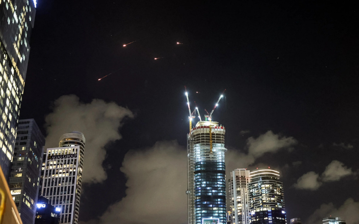 Mísseis sendo interceptados com o skyline de Tel Aviv, em Israel   - Reprodução/Jack Guez/AFP