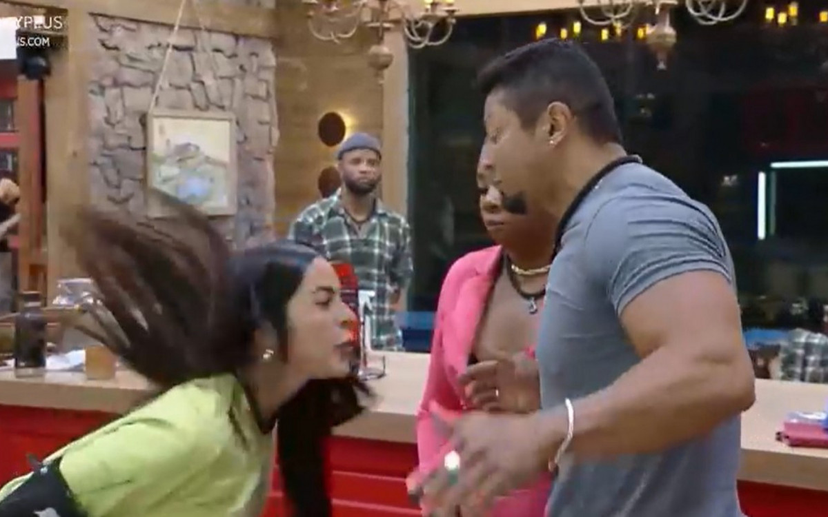 Luana cospe em Gilson durante barraco na 'Fazenda' - Reprodução/Record