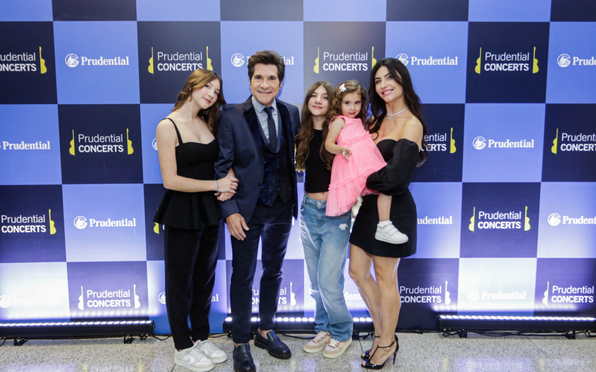 Cantor Daniel posa com a família na comemoração de 40 anos de carreira