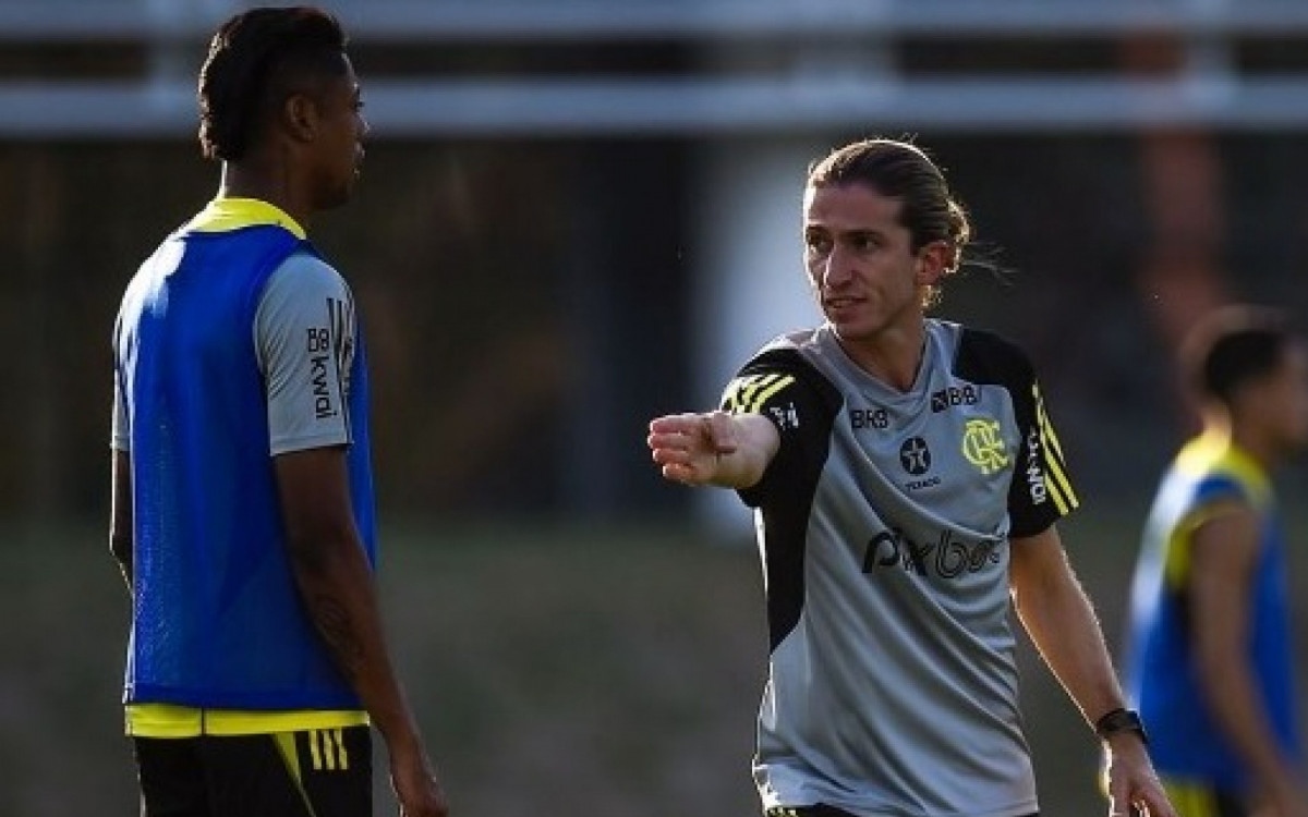 Filipe Luís instrui Bruno Henrique em treino do Flamengo