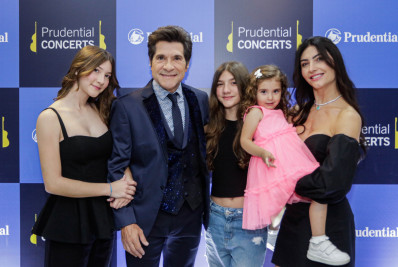 Cantor Daniel se reúne com a família nos bastidores do show em celebração aos 40 anos de carreira 