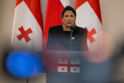 Presidente da Geórgia decide não assinar polêmica lei anti-LGBTQIAPN+