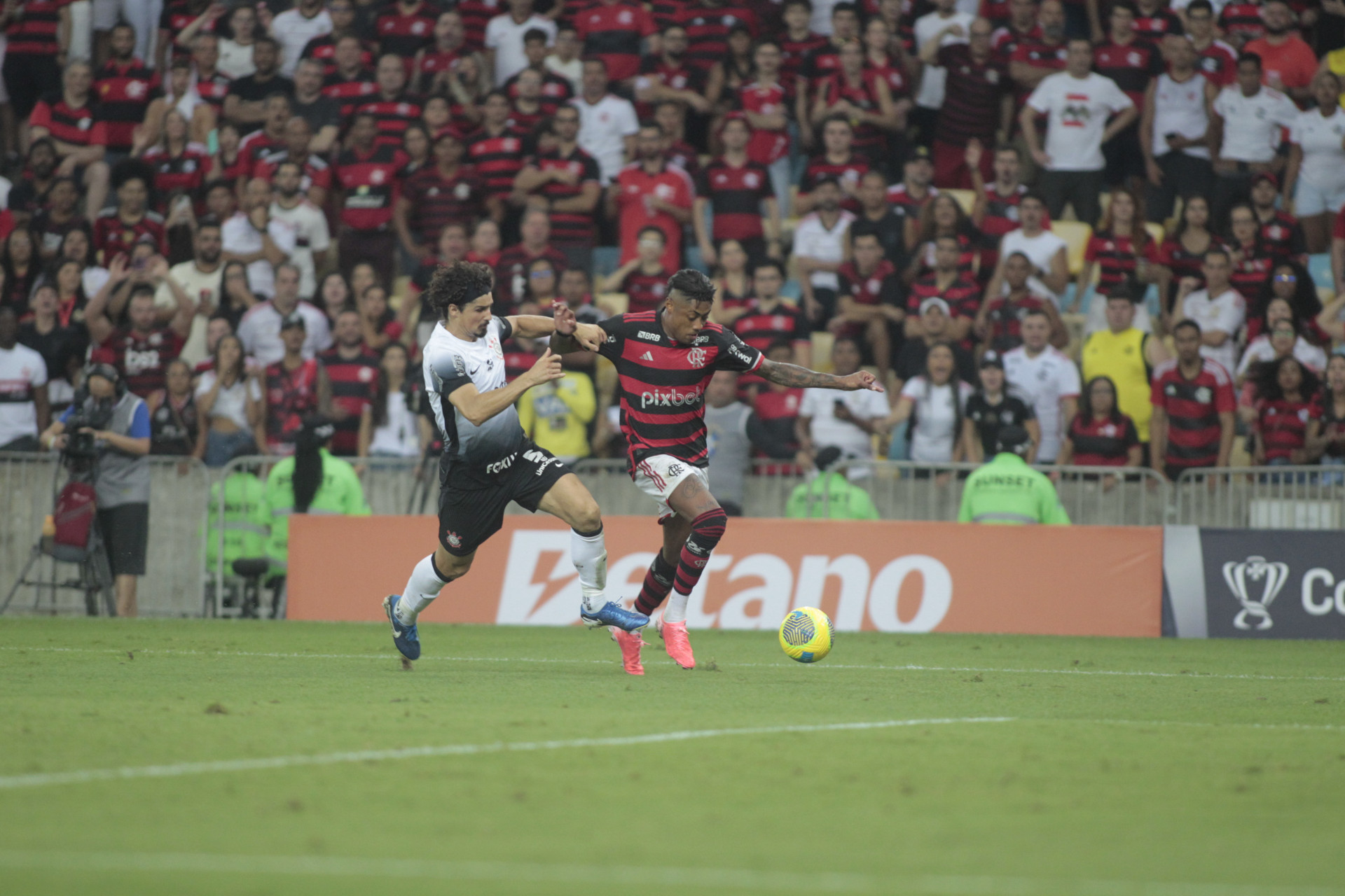 Bruno Henrique disputa bola com Andr&eacute; Ramalho - Reginaldo Pimenta / Agencia O Dia